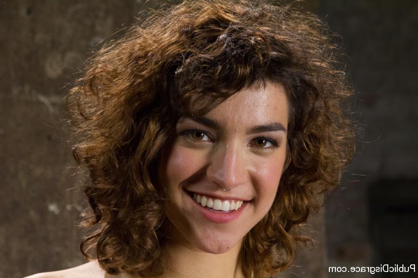 12P Bianca Stone faz sexo oral diante de uma plateia ao vivo enquanto está contida