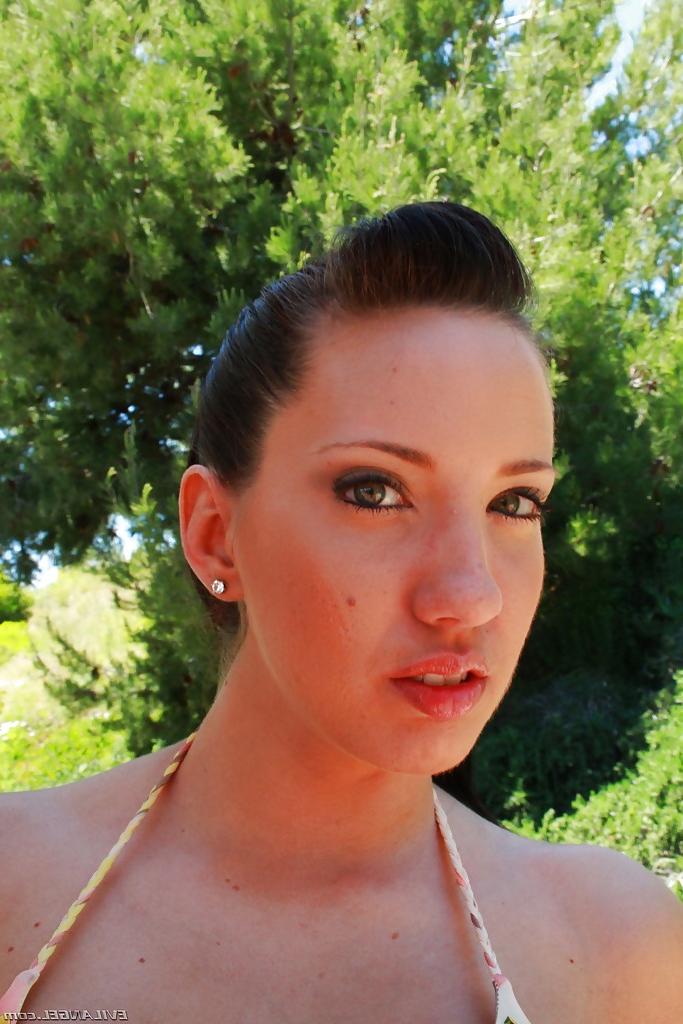 16P La traviesa Kelly Divine descubriendo sus grandes tetas y su culo graso al aire libre