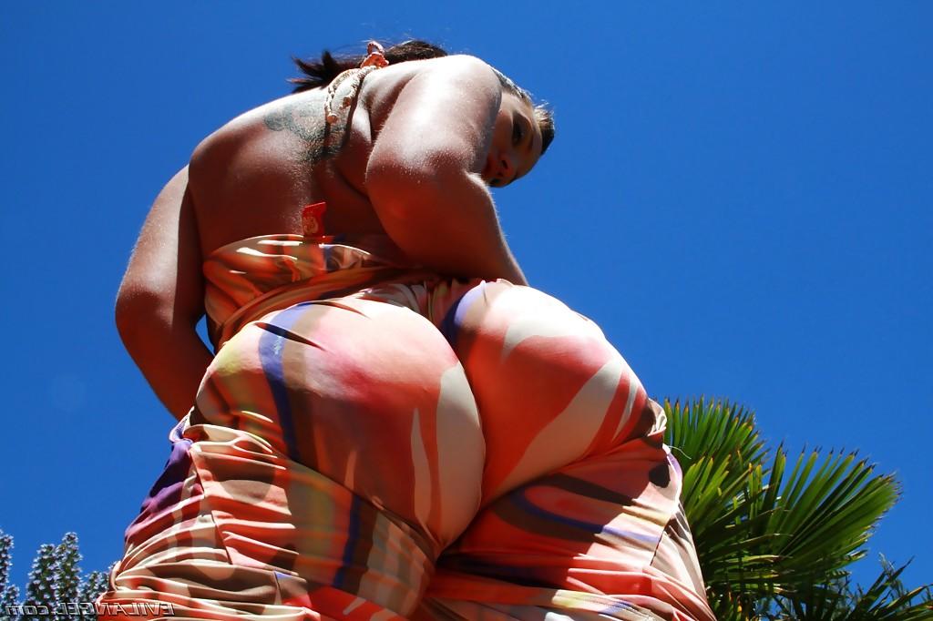 16P La traviesa Kelly Divine descubriendo sus grandes tetas y su culo graso al aire libre