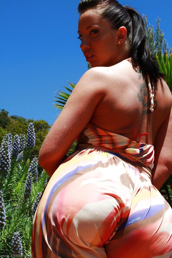 16P La traviesa Kelly Divine descubriendo sus grandes tetas y su culo graso al aire libre