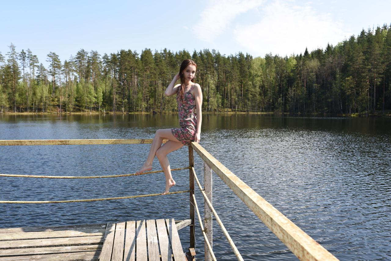 20P La jeune glamour Pala se déshabille pour montrer son corps très maigre au bord du lac.
