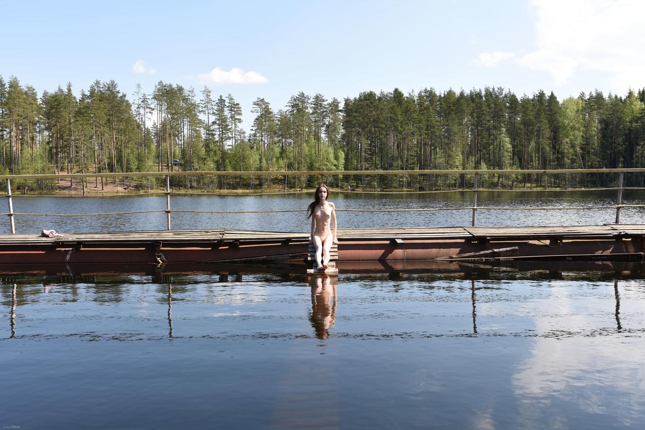 20P La jeune glamour Pala se déshabille pour montrer son corps très maigre au bord du lac.
