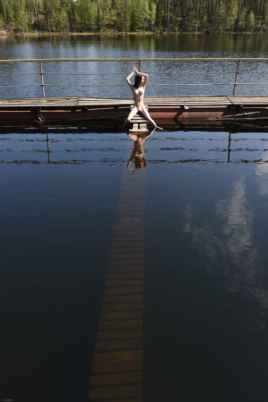 20P La jeune glamour Pala se déshabille pour montrer son corps très maigre au bord du lac.