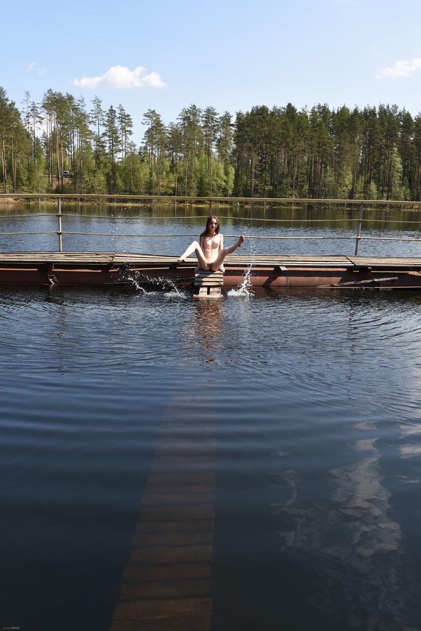 20P La jeune glamour Pala se déshabille pour montrer son corps très maigre au bord du lac.