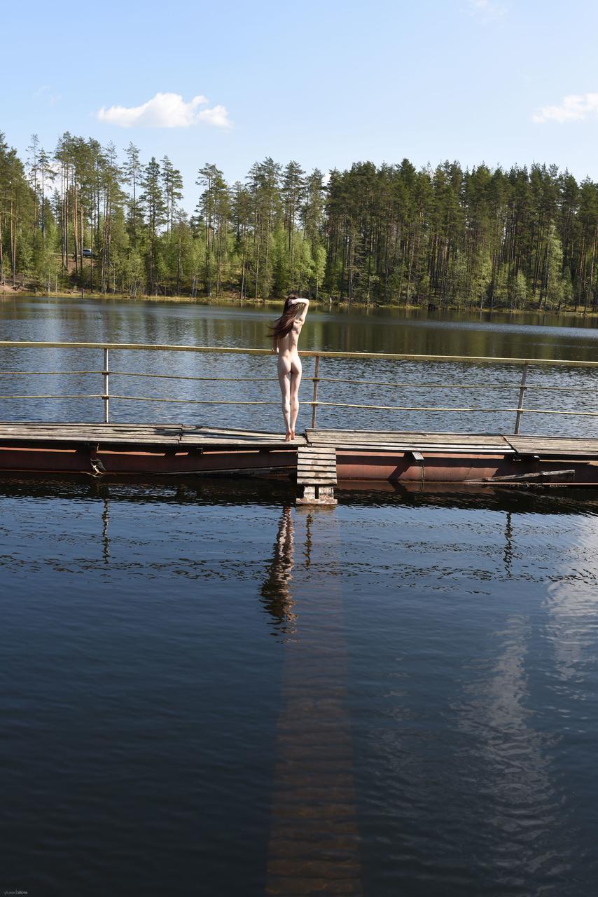 20P La jeune glamour Pala se déshabille pour montrer son corps très maigre au bord du lac.