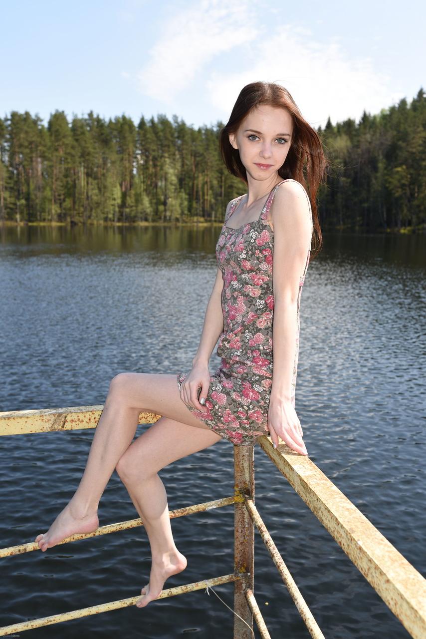 20P La jeune glamour Pala se déshabille pour montrer son corps très maigre au bord du lac.