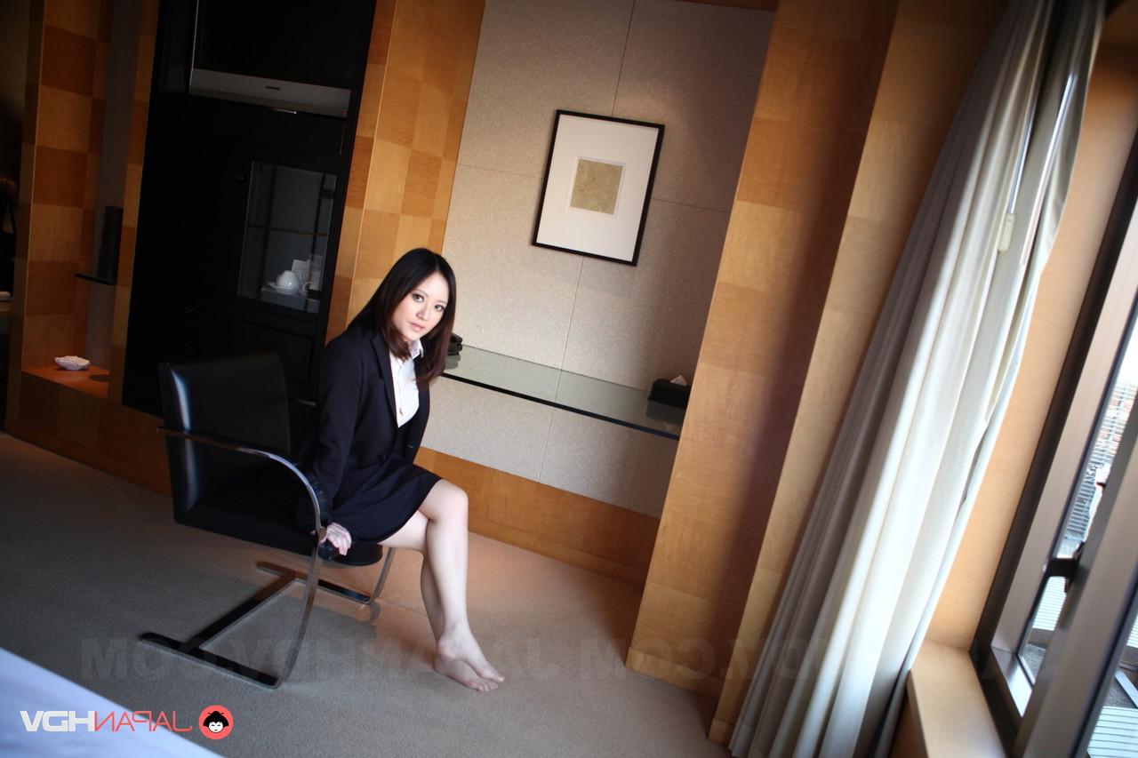 15P La belleza japonesa Ritsuko Tachibana se quita el traje de oficina para desnudarse en la cama