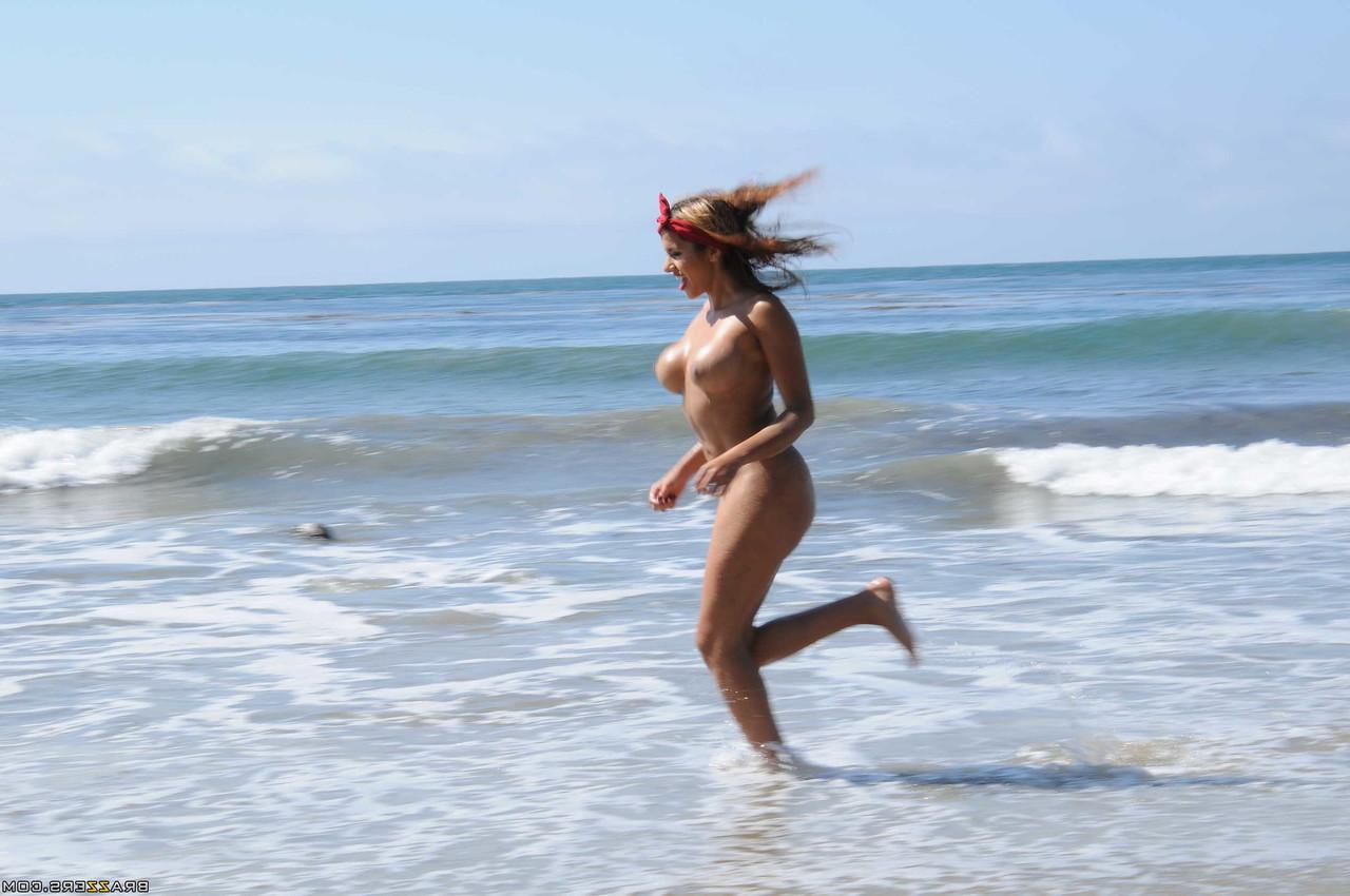 17P A garota latina peituda Anita Toro caminha pela praia nua