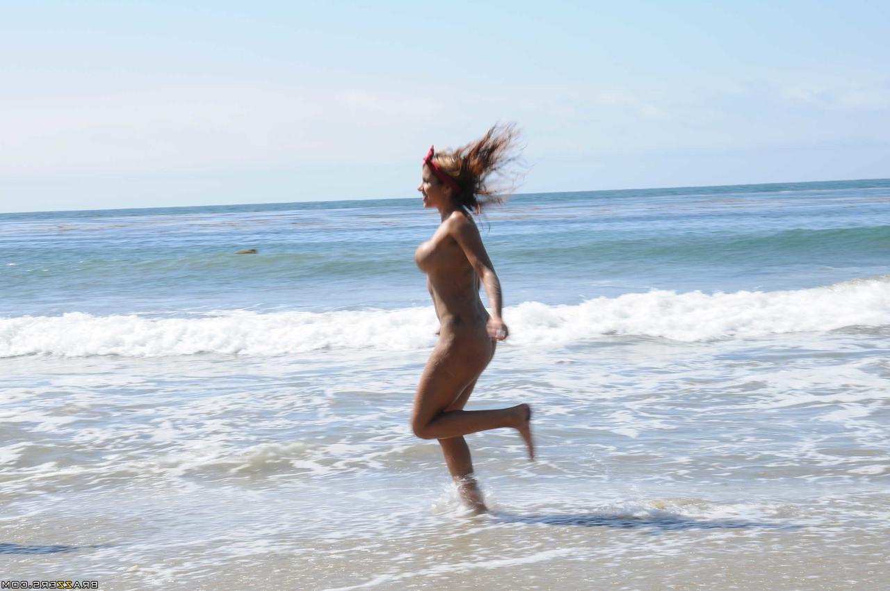 17P A garota latina peituda Anita Toro caminha pela praia nua