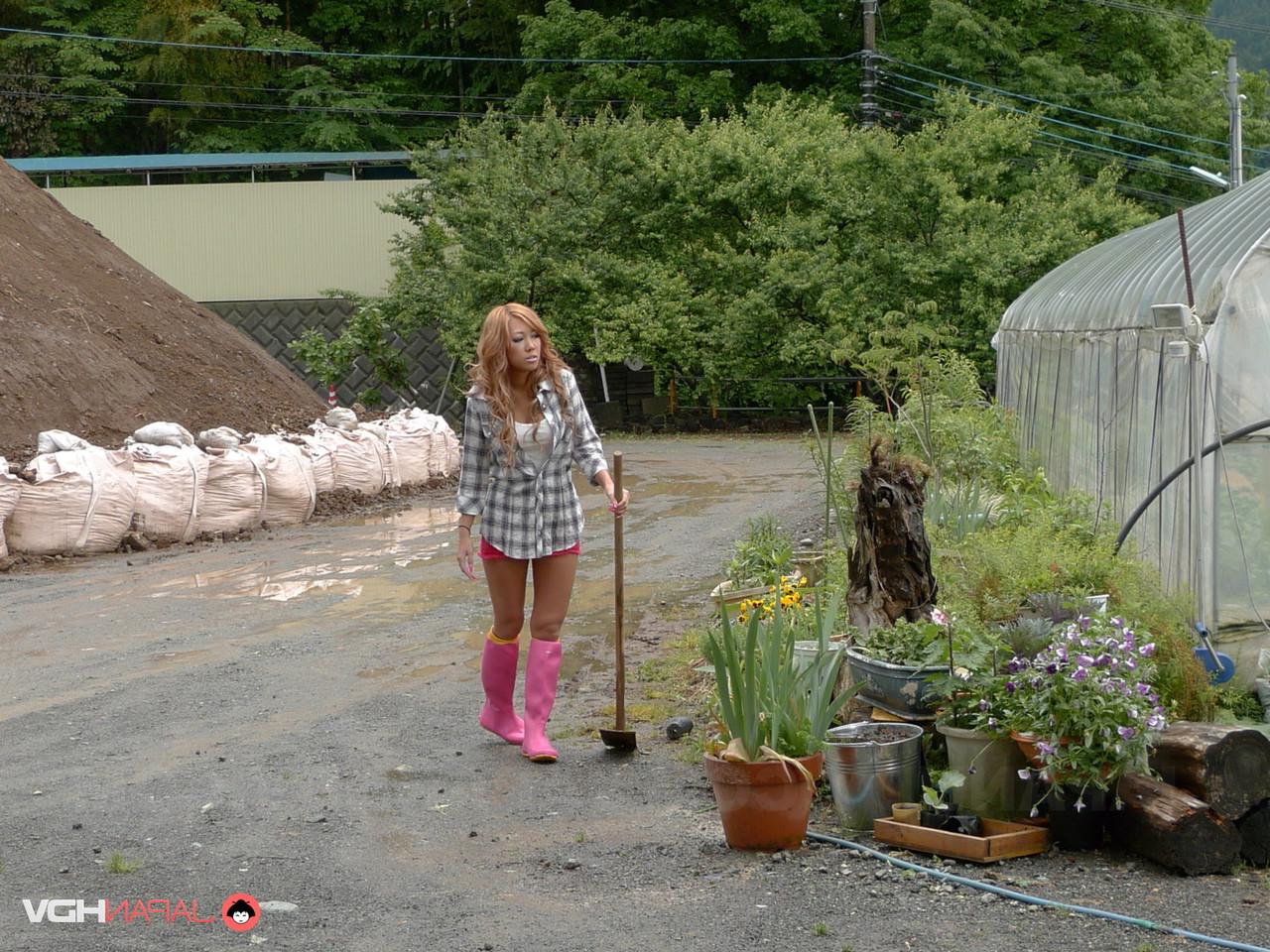 20P La guapa jardinera asiática Rara follando su coño recortado y cachondo con verduras