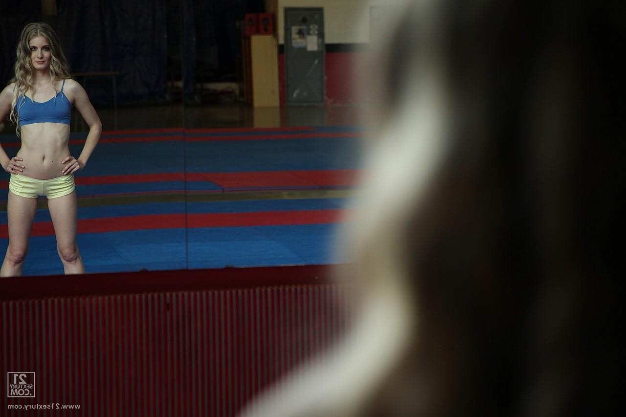 14P Die schlanke blonde Cayenne Klein gibt ihrem Training im Fitnessstudio einen Blowjob