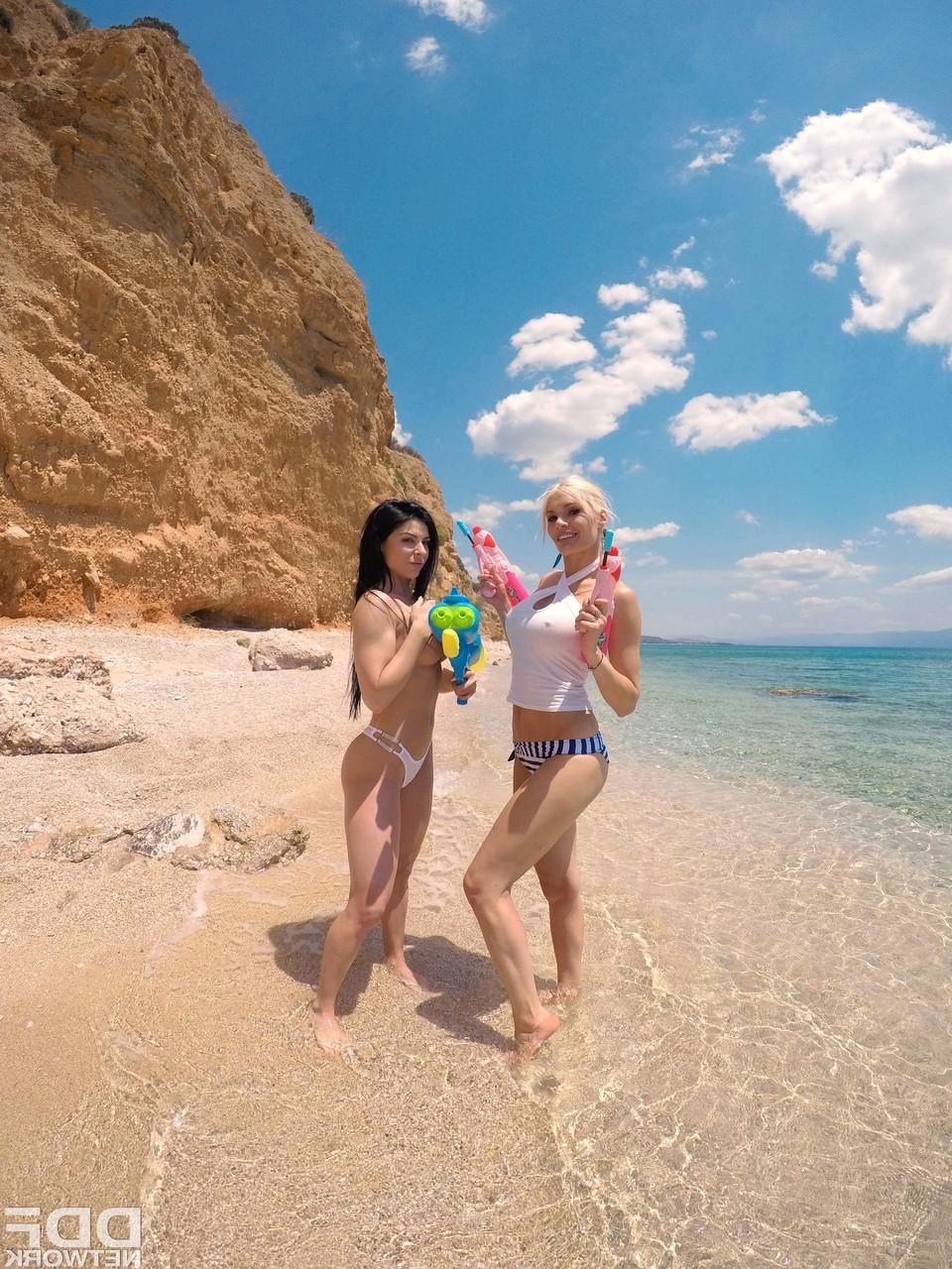 20P Chicas en bikini con culos grandes Inna Innaki y Kitana Lure se meten los dedos en la playa