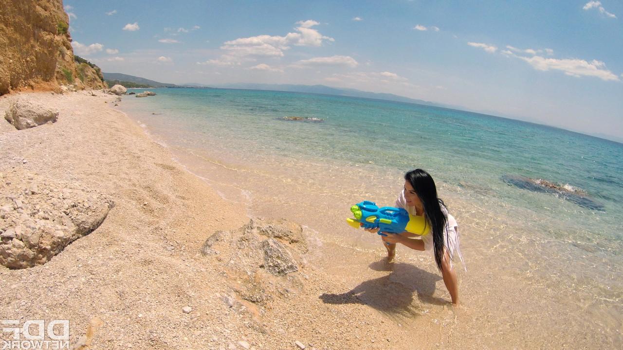 20P Chicas en bikini con culos grandes Inna Innaki y Kitana Lure se meten los dedos en la playa