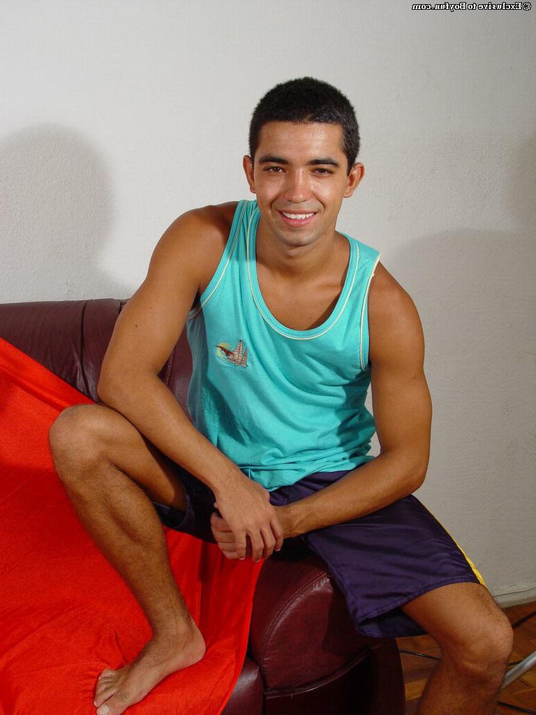 20P Chris gay muito gostoso mostra seu corpo incrível e se masturba sozinho