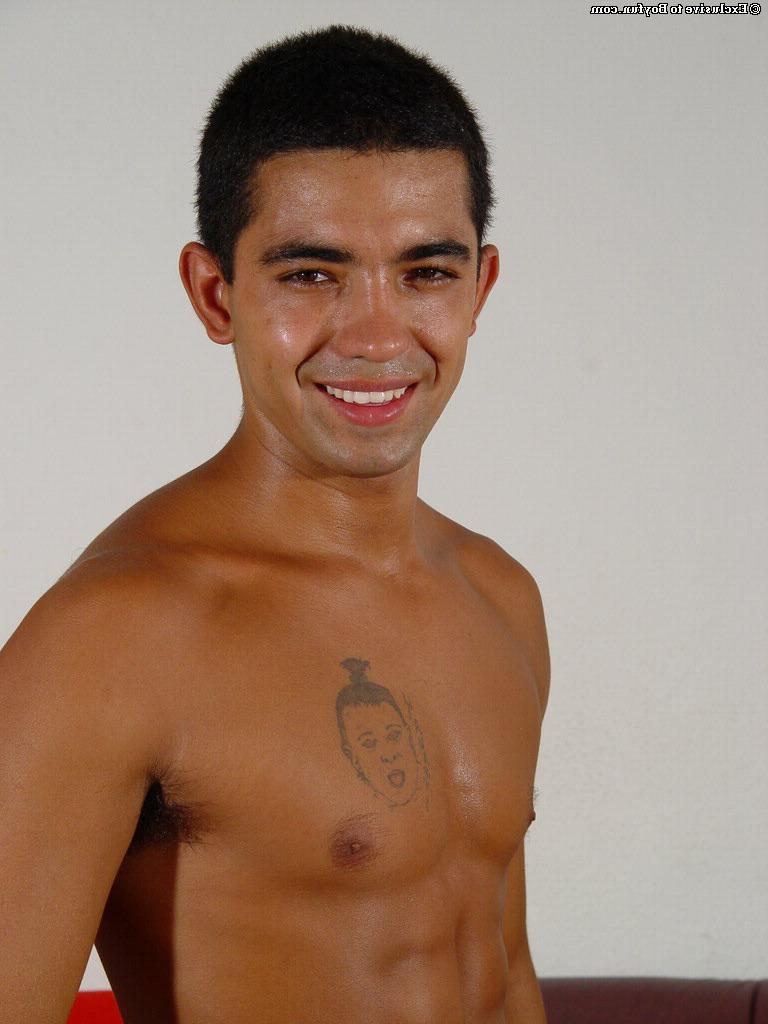 20P Chris gay muito gostoso mostra seu corpo incrível e se masturba sozinho