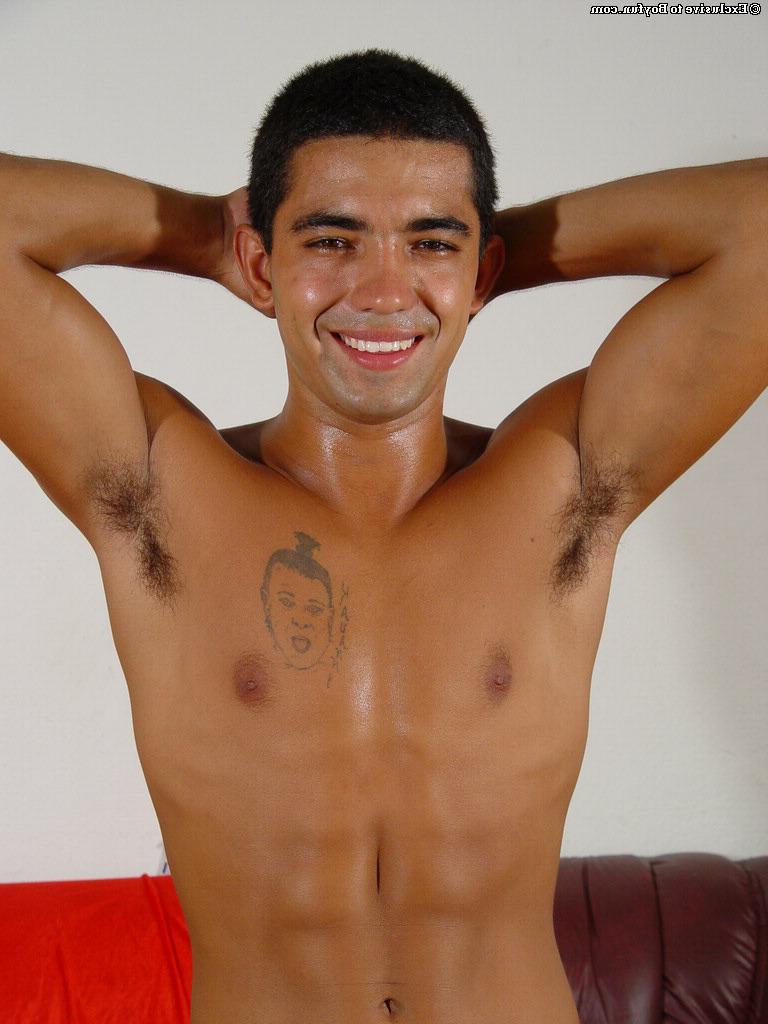 20P Chris gay muito gostoso mostra seu corpo incrível e se masturba sozinho