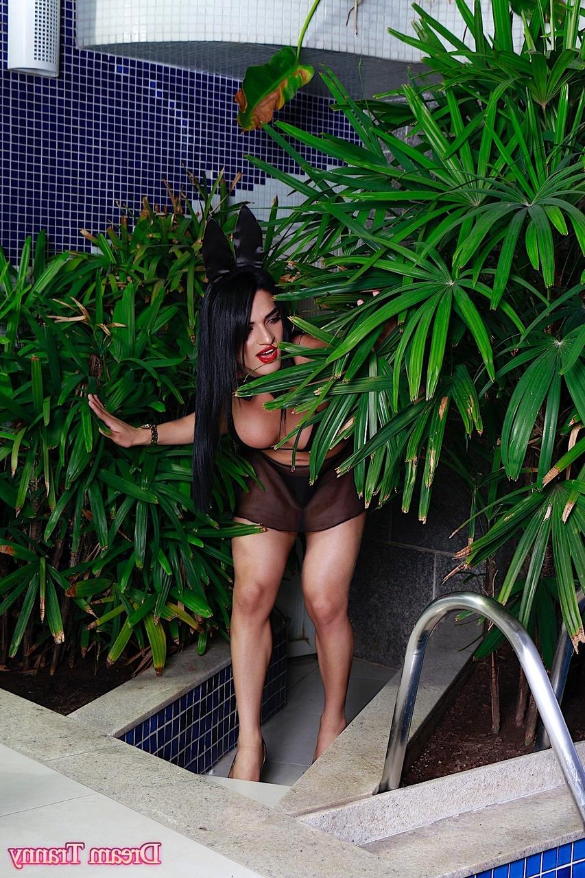 20P A sedutora transexual Carolina Martins tem sua bunda grande tocada e fodida