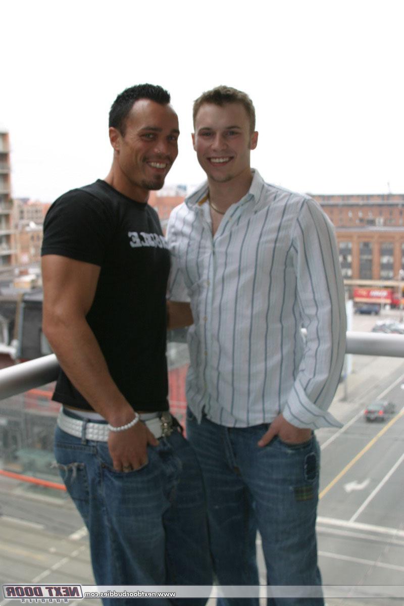 20P Los sementales gays atléticos Denny y Fox se besan y se dan la cabeza