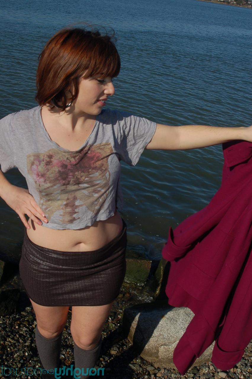 20P La brune bien roulée Simone Delilah se déshabille et écarte sa chatte poilue de près.