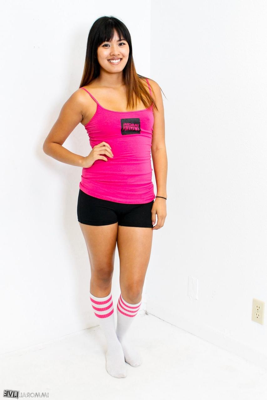 15P La jolie asiatique Angelina Chung se déshabille en portant des chaussettes de sport.
