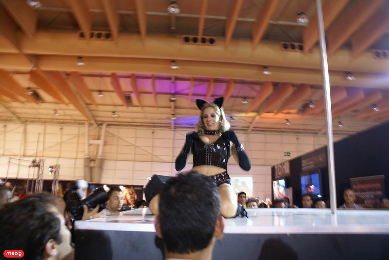 14P ポルトガルのストリッパー、アナ・モンテ・レアルがステージで踊りながら熱くからかう