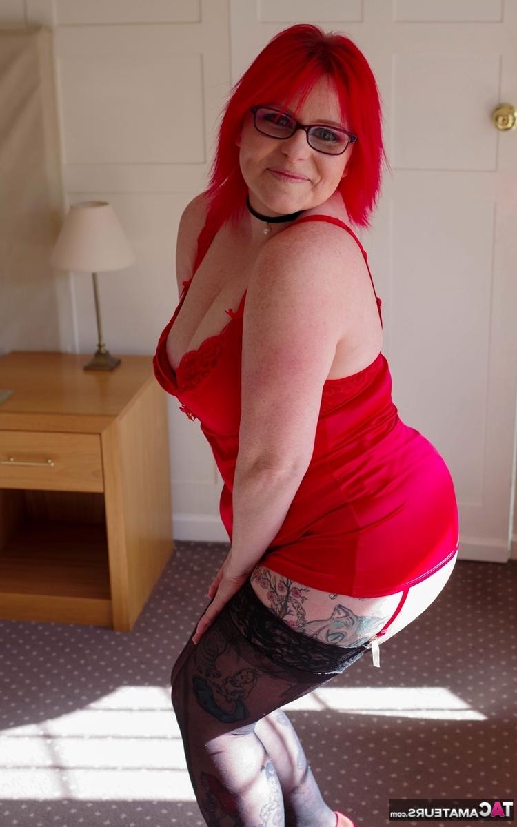 16P L'amatrice britannique Mollie Foxxx ajuste ses bas de nylon pendant les préliminaires.