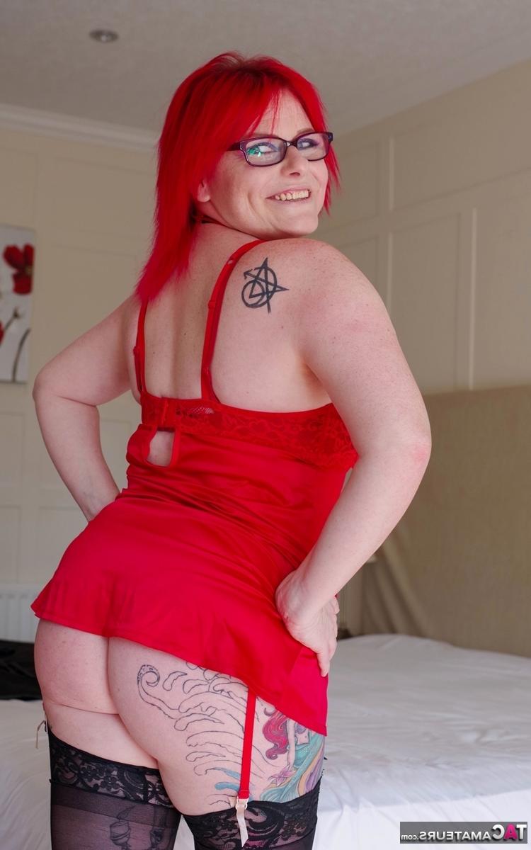 16P L'amatrice britannique Mollie Foxxx ajuste ses bas de nylon pendant les préliminaires.