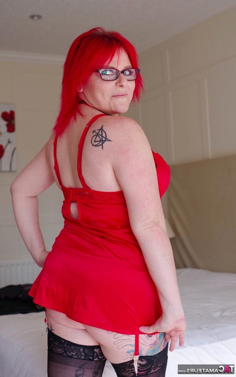 16P L'amatrice britannique Mollie Foxxx ajuste ses bas de nylon pendant les préliminaires.