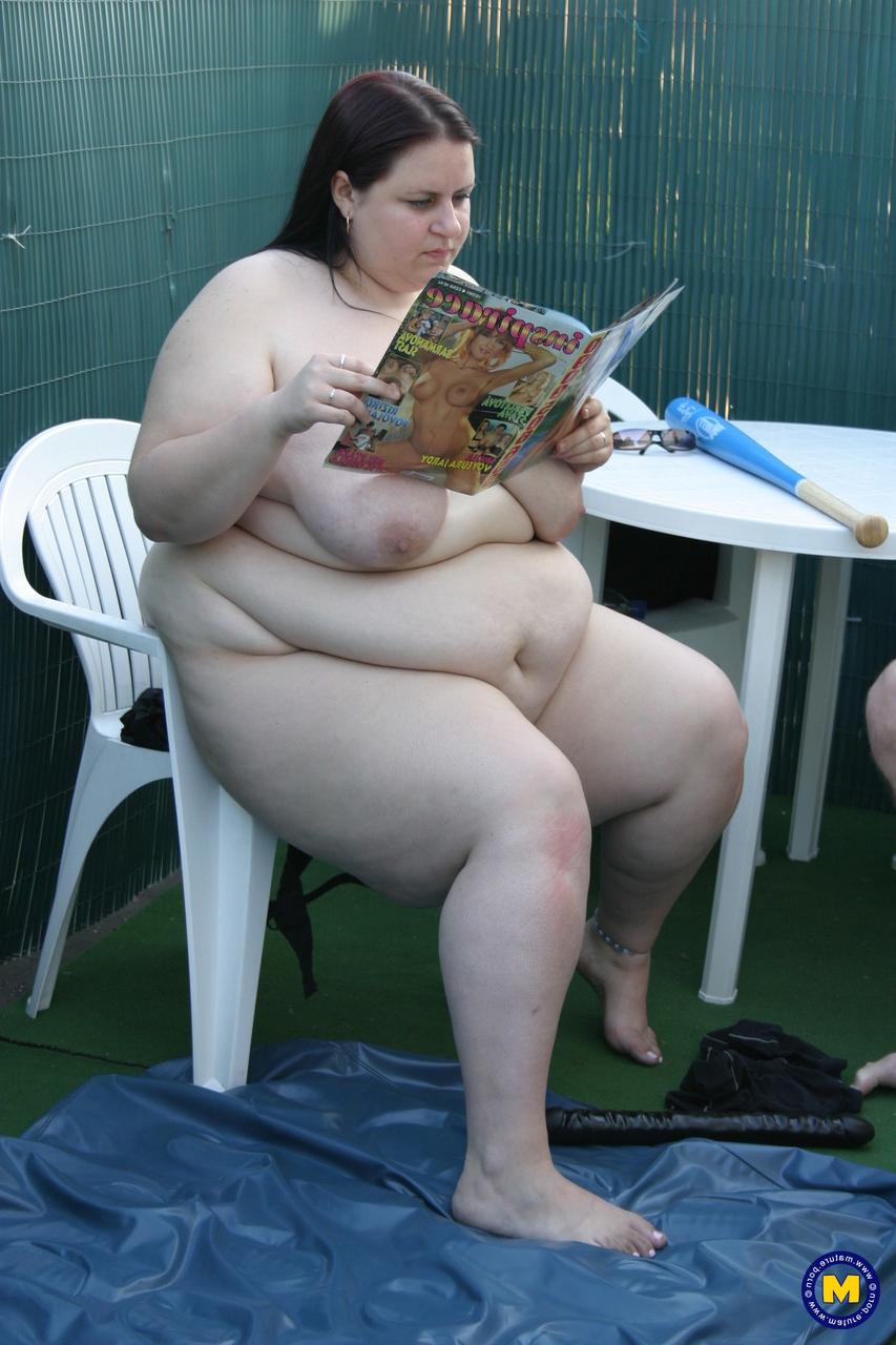 20P SSBBW amadora Leanne brincando com brinquedos e dando um BJ gostoso ao ar livre