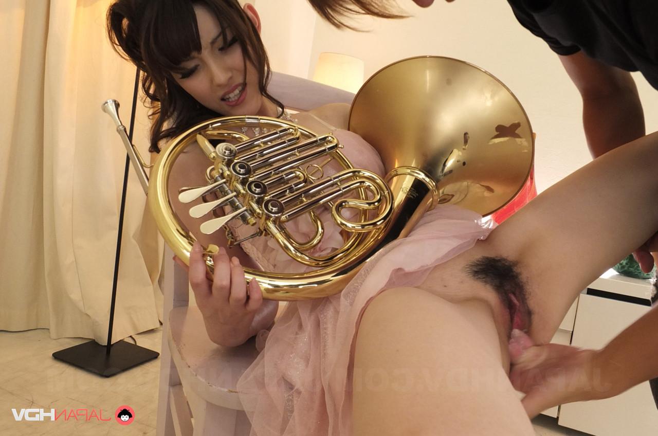 15P A japonesa Kanako Iioka toca trompa enquanto se masturba