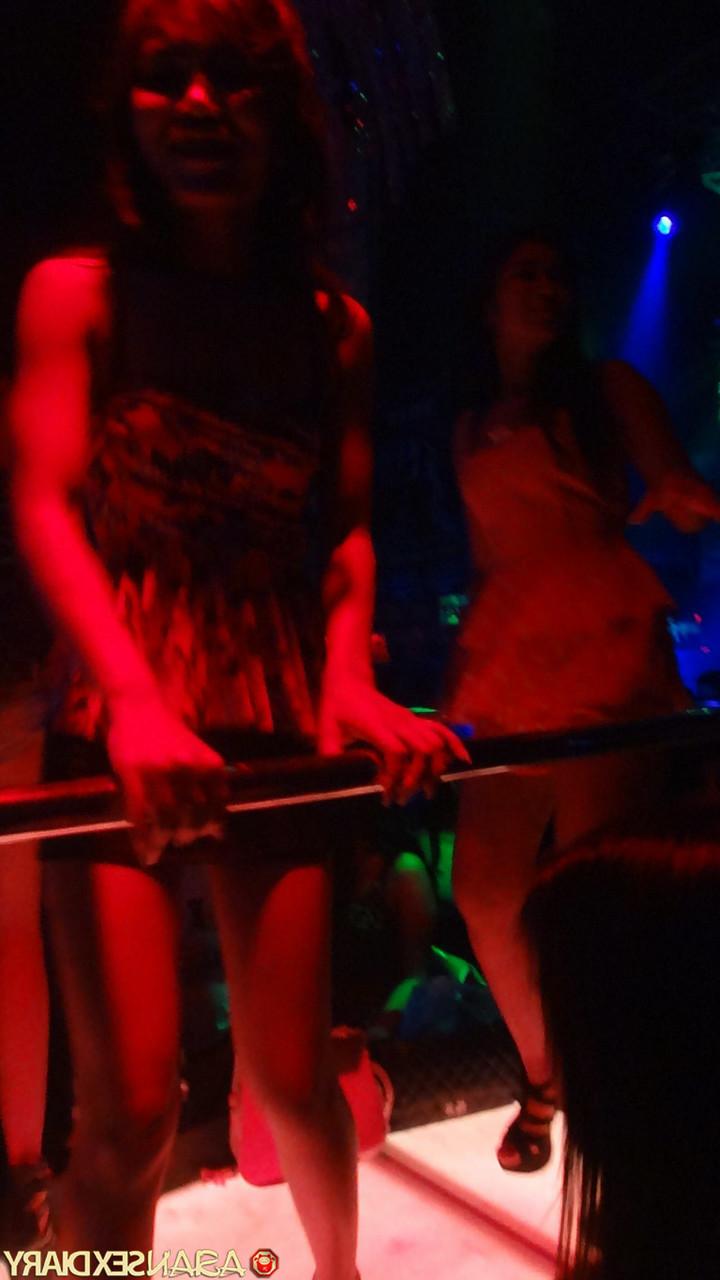 20P La lesbienne Ayon et sa copine s'amusent dans des tenues sexy au club et nues à la maison