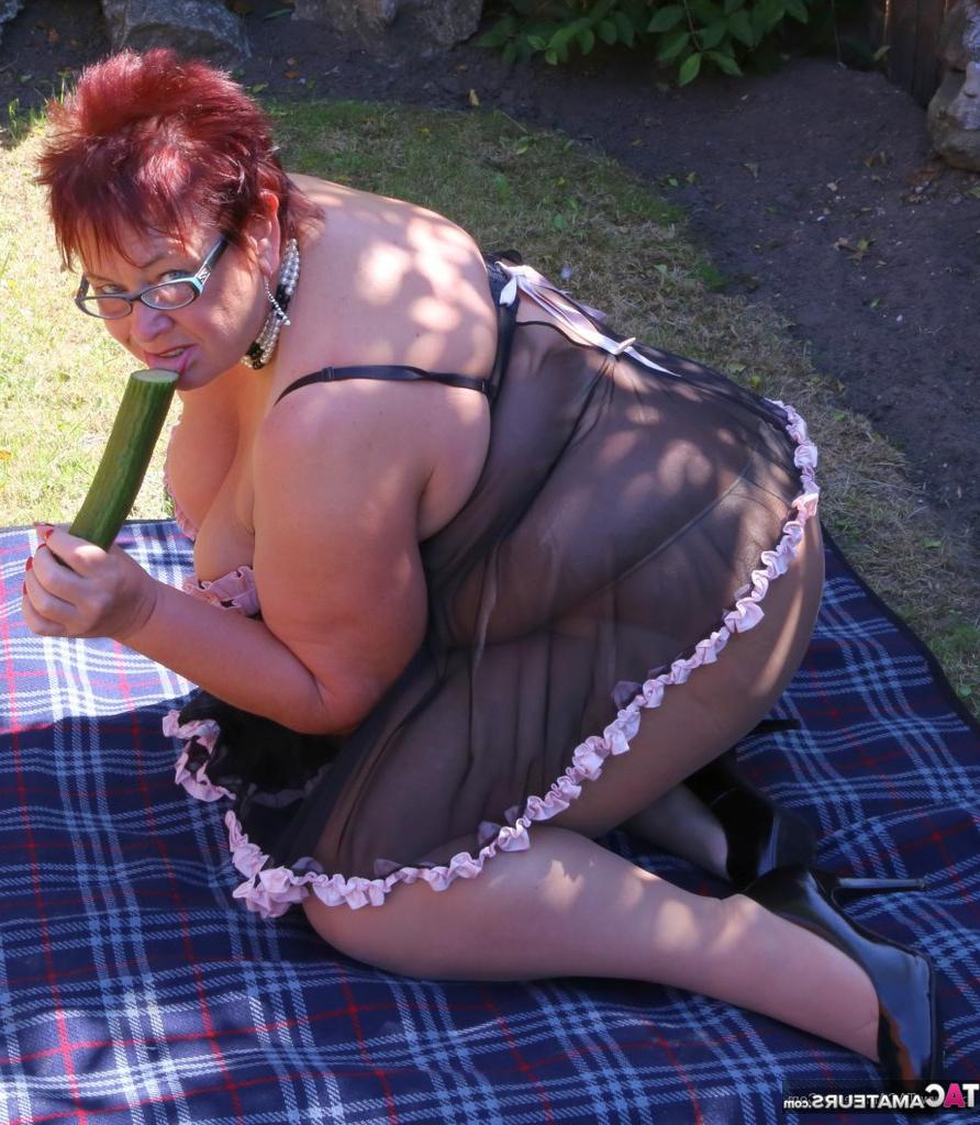 20P BBW maduro com cabelo ruivo Quente Doce Mel dá prazer a sua vulva com um pepino