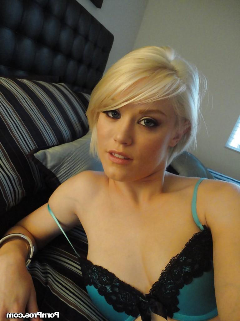 16P La joven rubia de 18 años Ash Hollywood se toma fotos desnuda en el espejo
