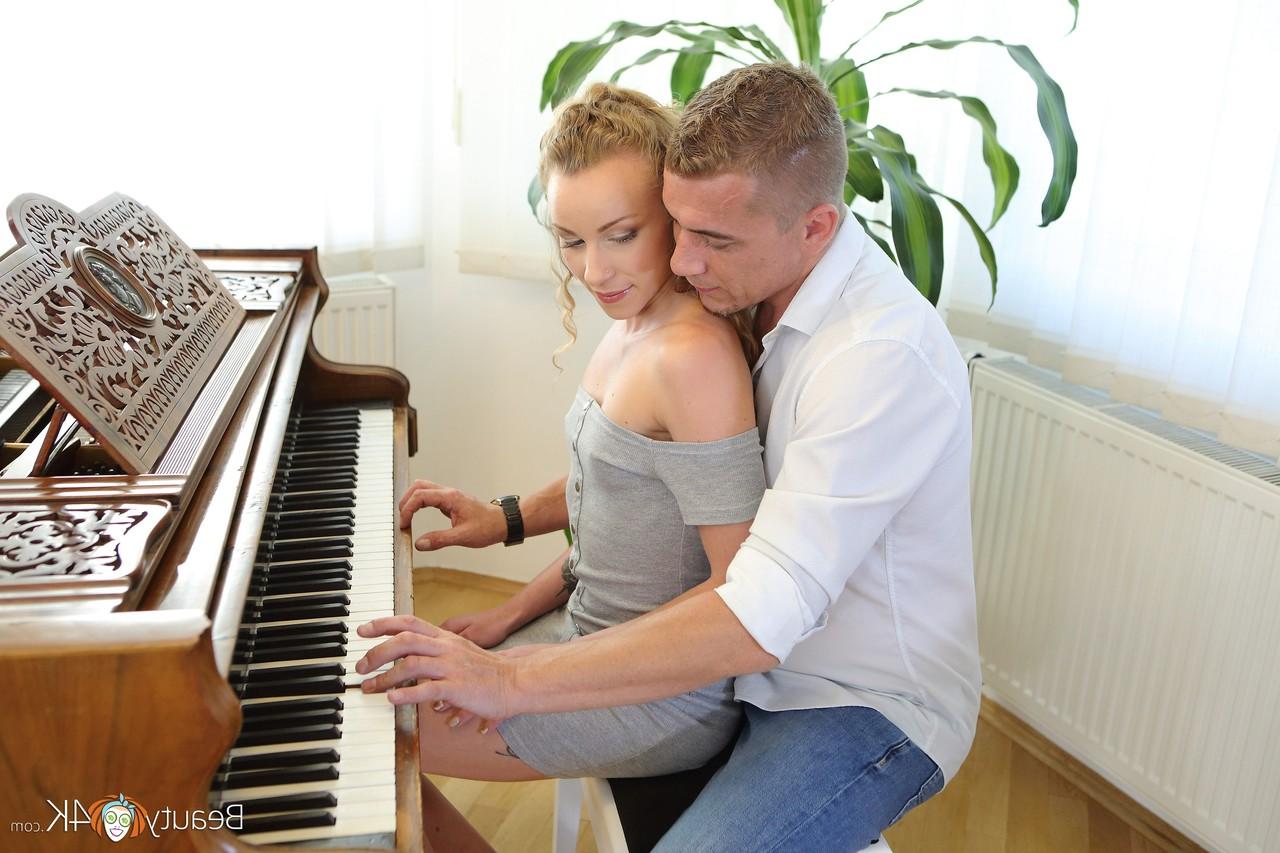 20P A linda gata francesa Angel Emily é transada por seu bonitão professor de piano