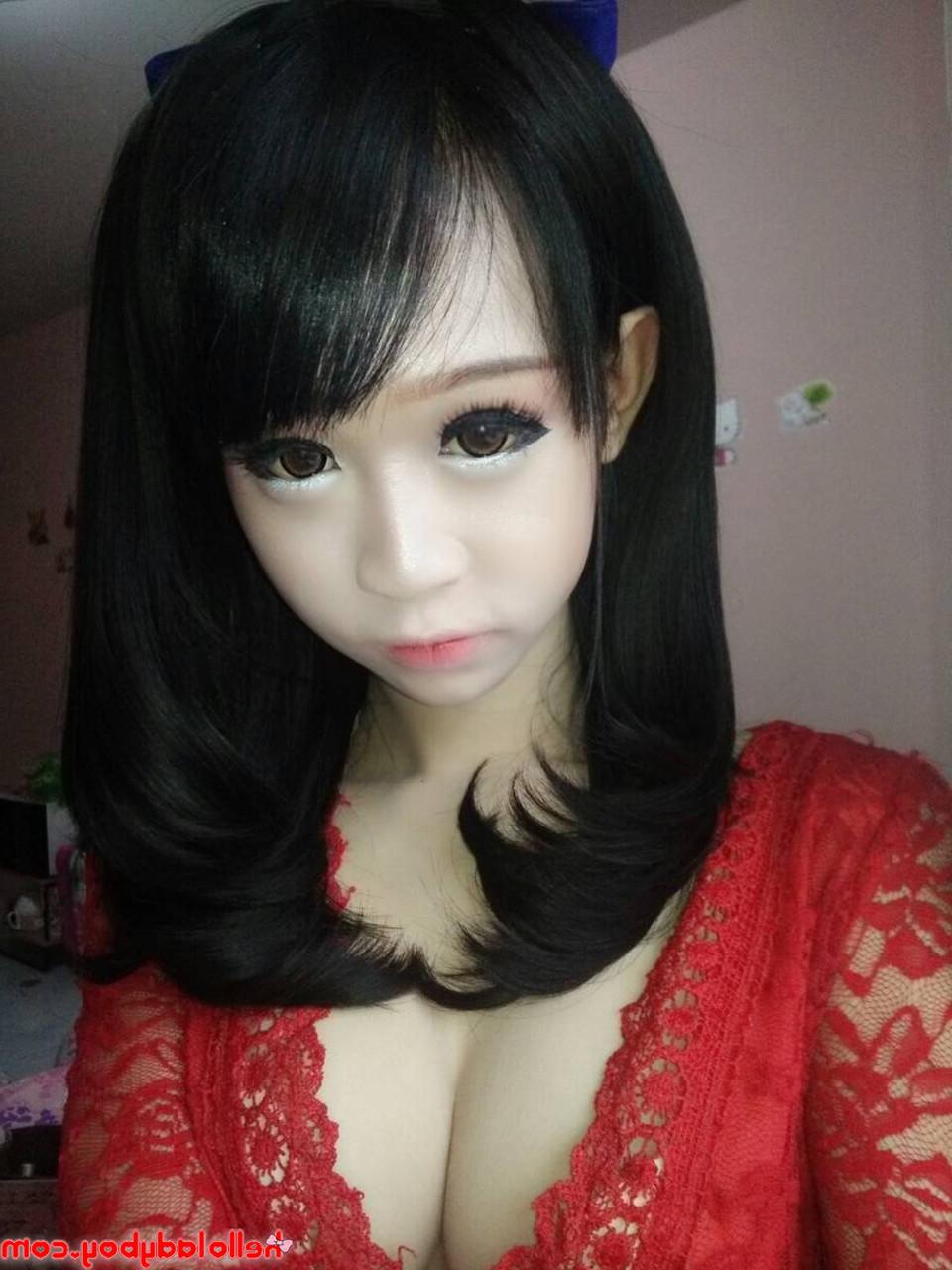 20P Hermosa asiática muestra sus grandes tetas en una compilación caliente