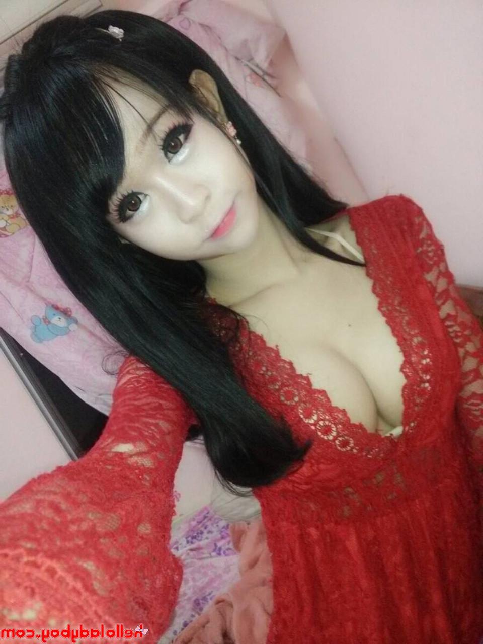 20P Hermosa asiática muestra sus grandes tetas en una compilación caliente