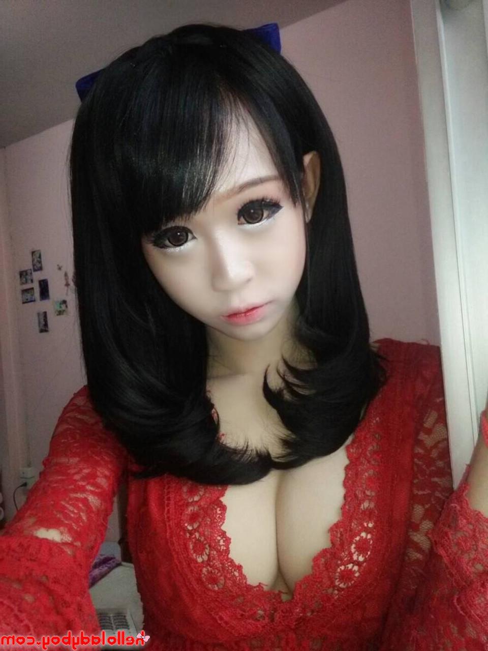 20P Hermosa asiática muestra sus grandes tetas en una compilación caliente