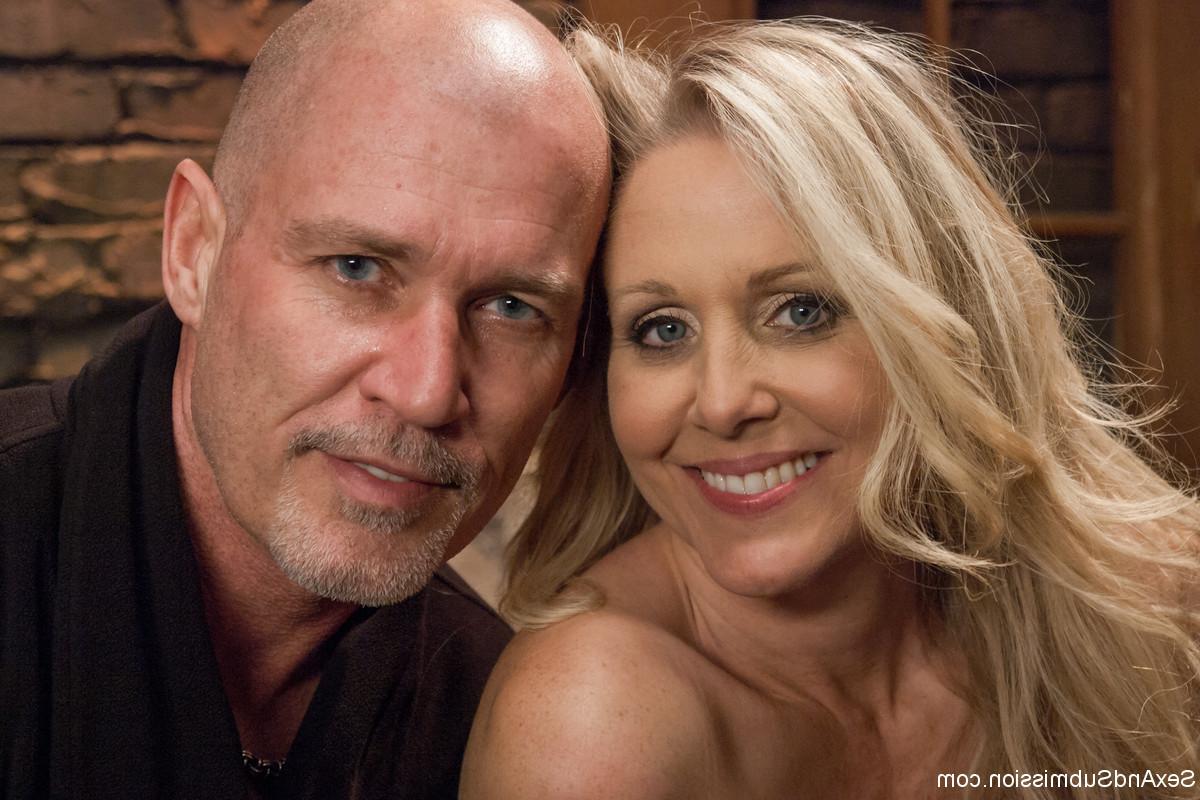 20P Julia Ann, une MILF américaine attachée, se fait démonter son gros cul par un maître pervers.