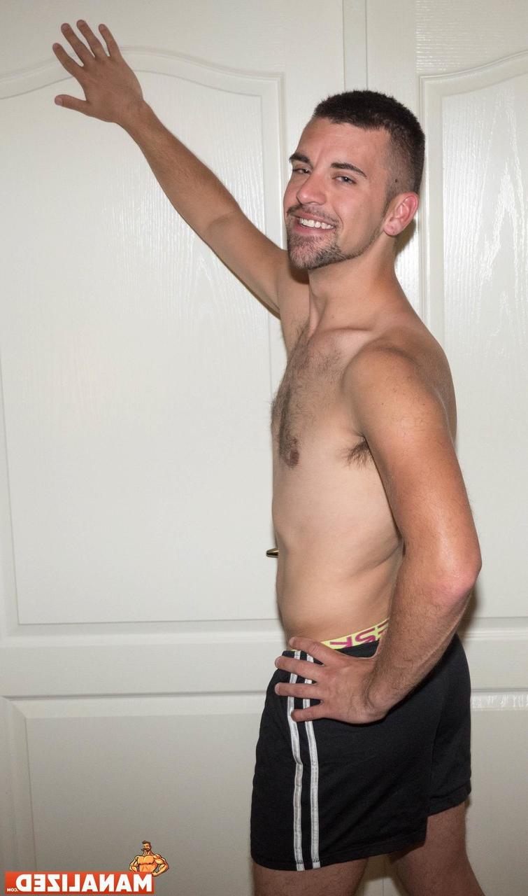 12P O belo gay Josh Stone tira sua camisa sexual e posa de topless em um solo