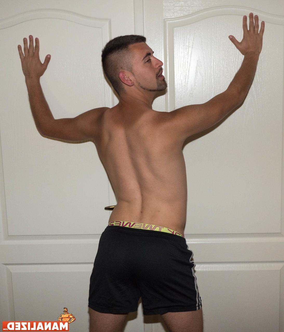 12P O belo gay Josh Stone tira sua camisa sexual e posa de topless em um solo