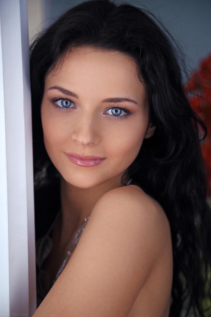20P Incrível beleza adolescente com olhos azuis Ardelia A posa apenas com meias