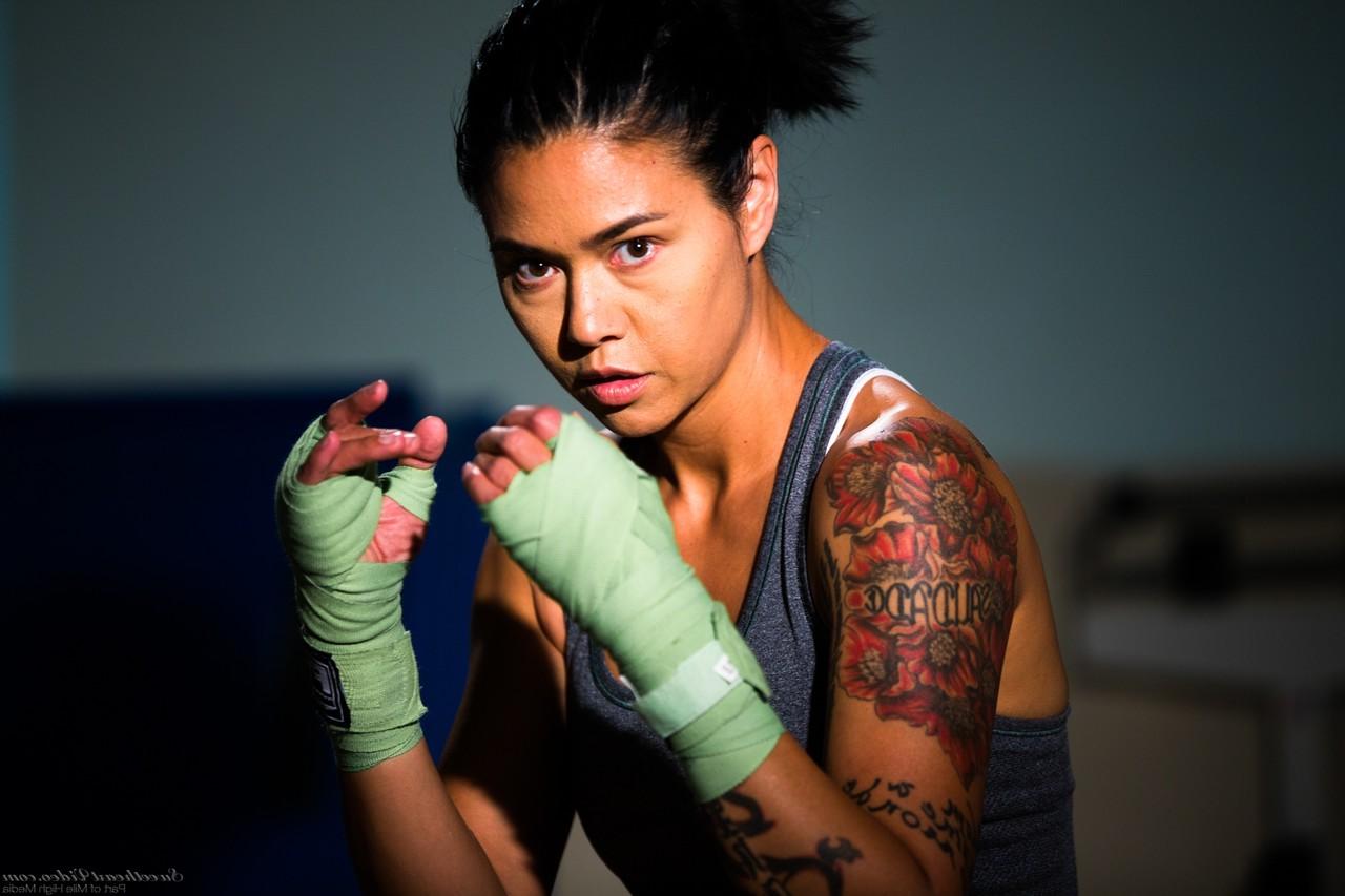 15P La combattante asiatique tatouée Dana Vespoli met en valeur son joli cul nue.