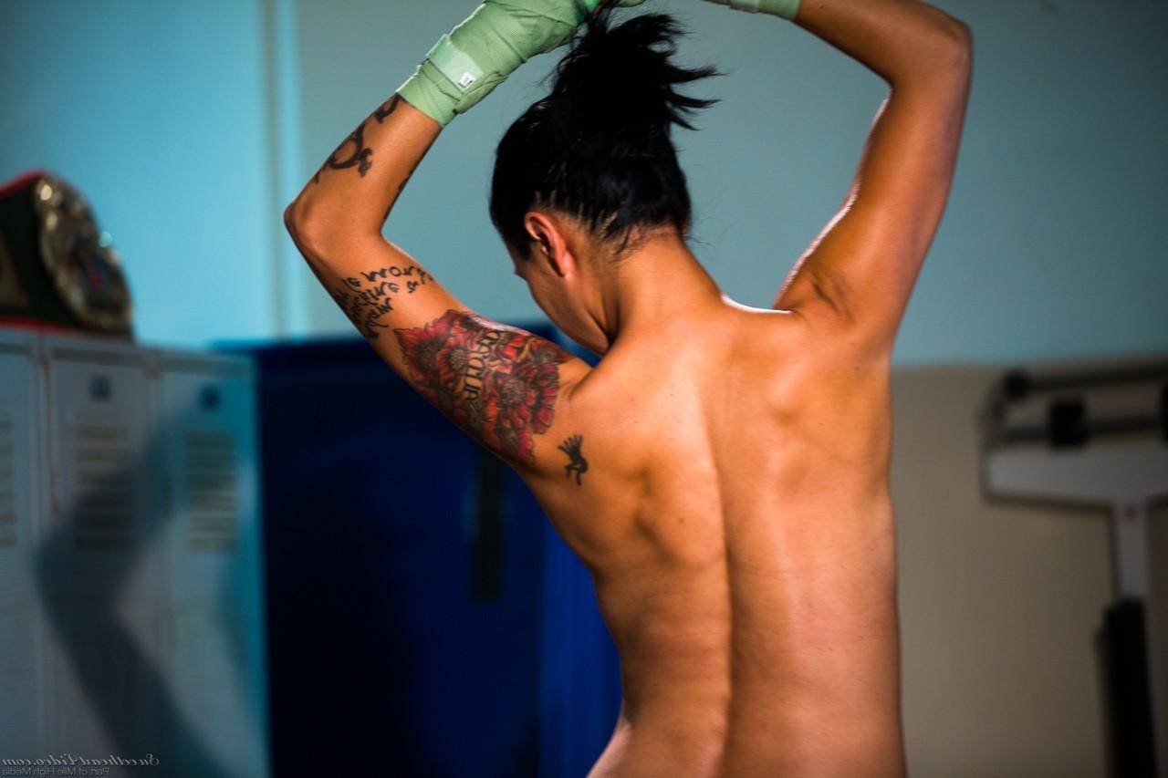 15P La combattante asiatique tatouée Dana Vespoli met en valeur son joli cul nue.