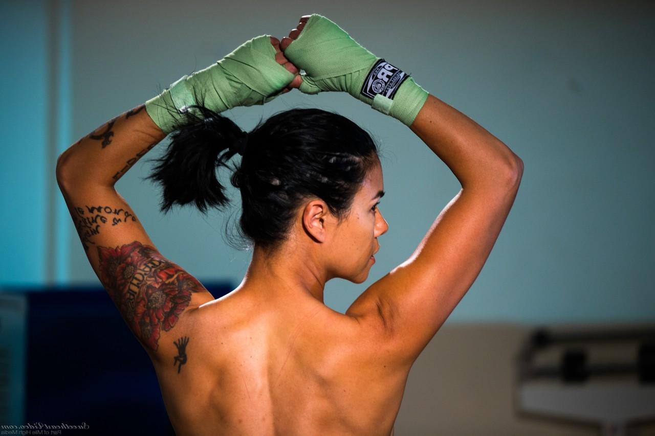 15P La combattante asiatique tatouée Dana Vespoli met en valeur son joli cul nue.