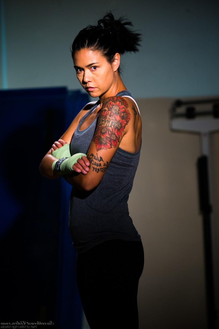15P La combattante asiatique tatouée Dana Vespoli met en valeur son joli cul nue.