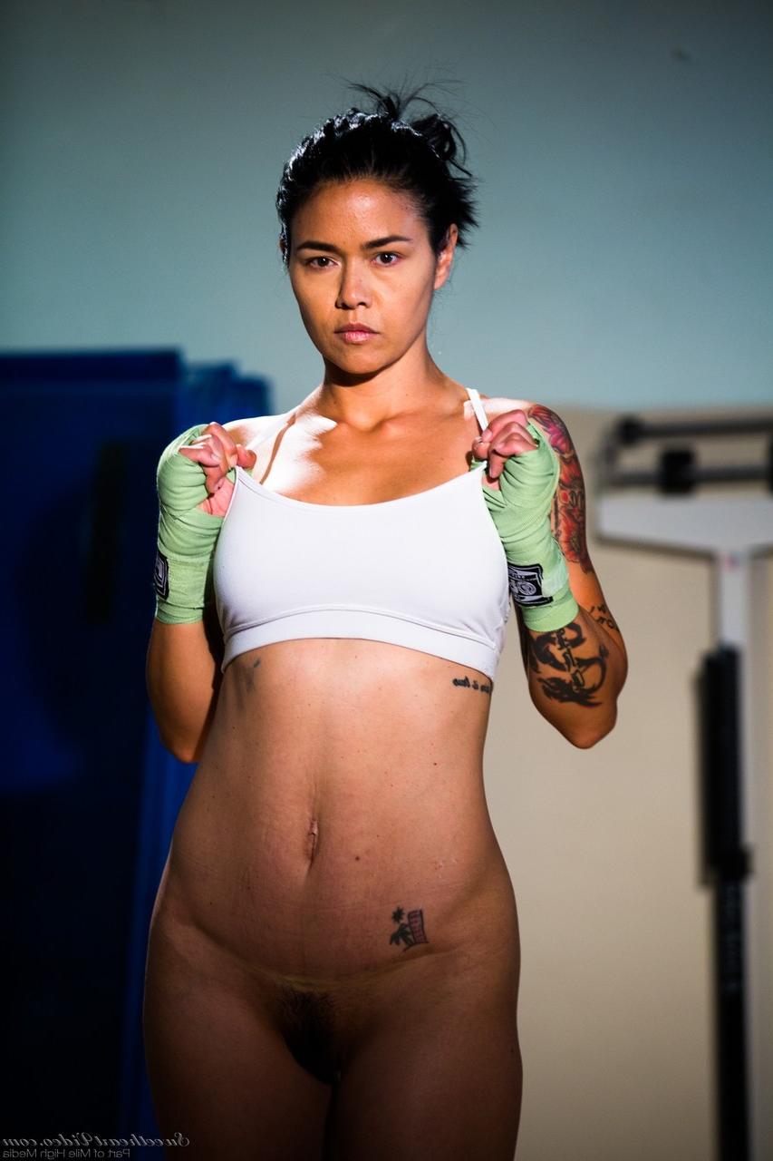 15P La combattante asiatique tatouée Dana Vespoli met en valeur son joli cul nue.