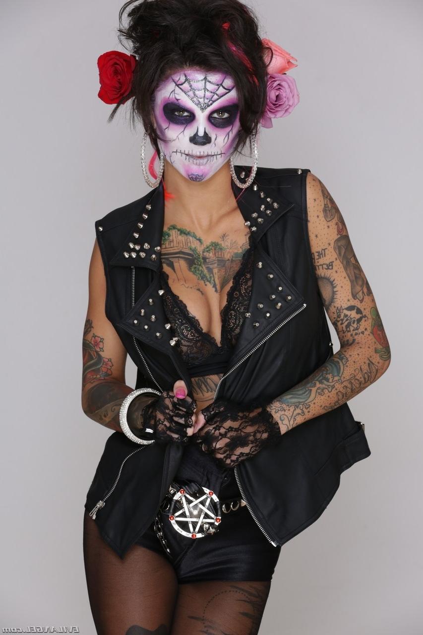 20P La tatouée Bonnie Rotten enlève sa tenue noire et révèle de faux seins.