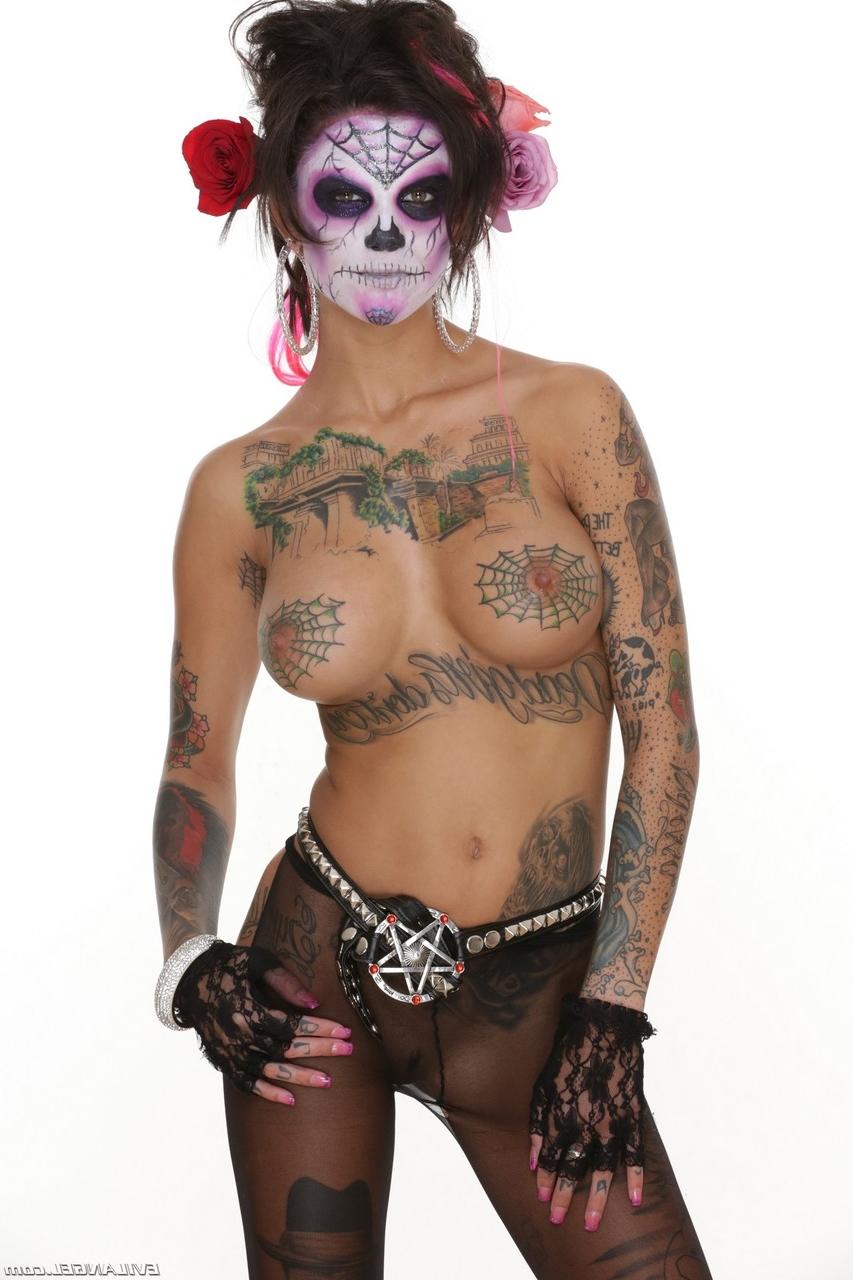20P La tatouée Bonnie Rotten enlève sa tenue noire et révèle de faux seins.