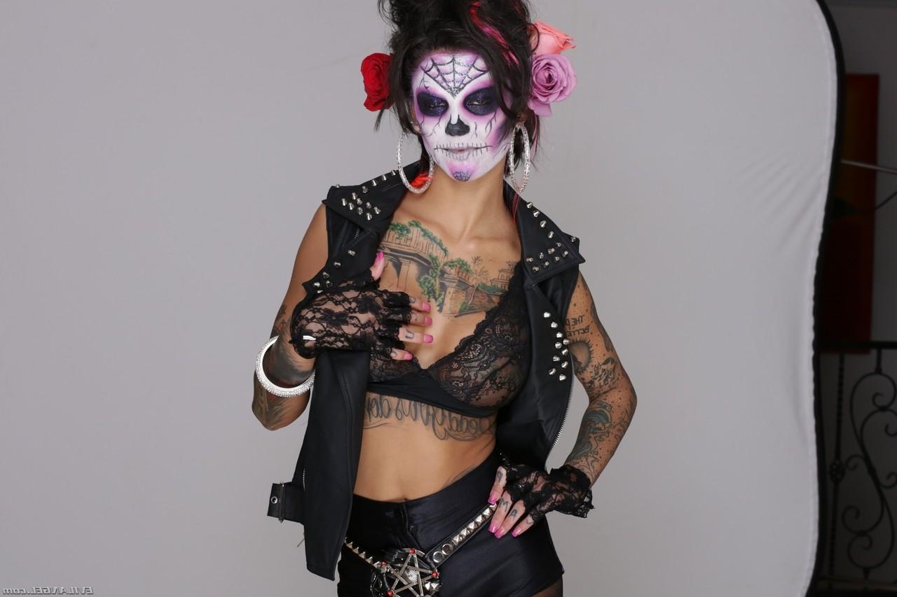 20P La tatouée Bonnie Rotten enlève sa tenue noire et révèle de faux seins.