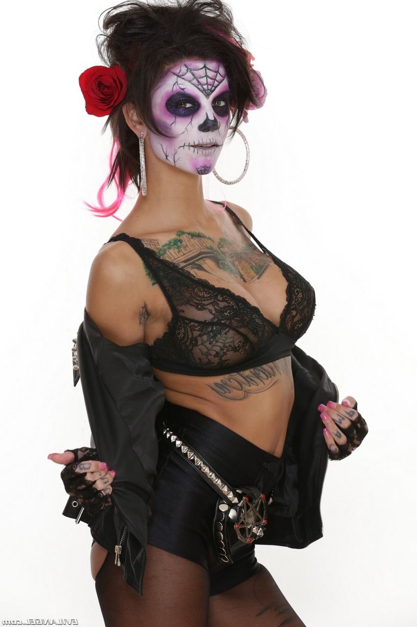 20P La tatouée Bonnie Rotten enlève sa tenue noire et révèle de faux seins.